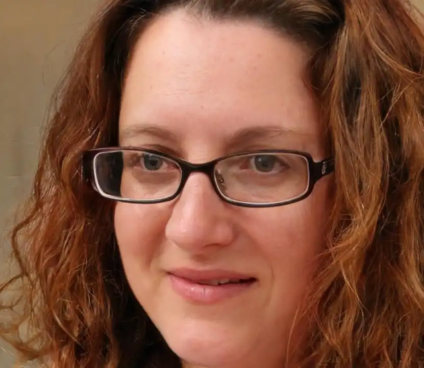 Foto de Ana Beltrán sonriente, embajadora AlmaFit